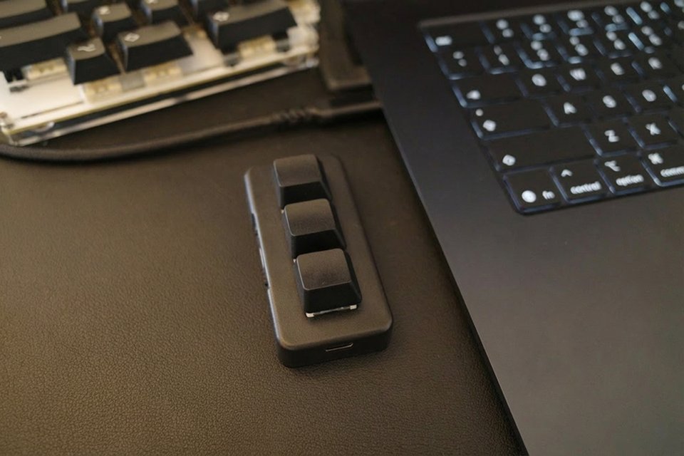 3キーのBluetoothマクロキーパッド。キーボードとノートPCの間に置いてもこのコンパクトさ