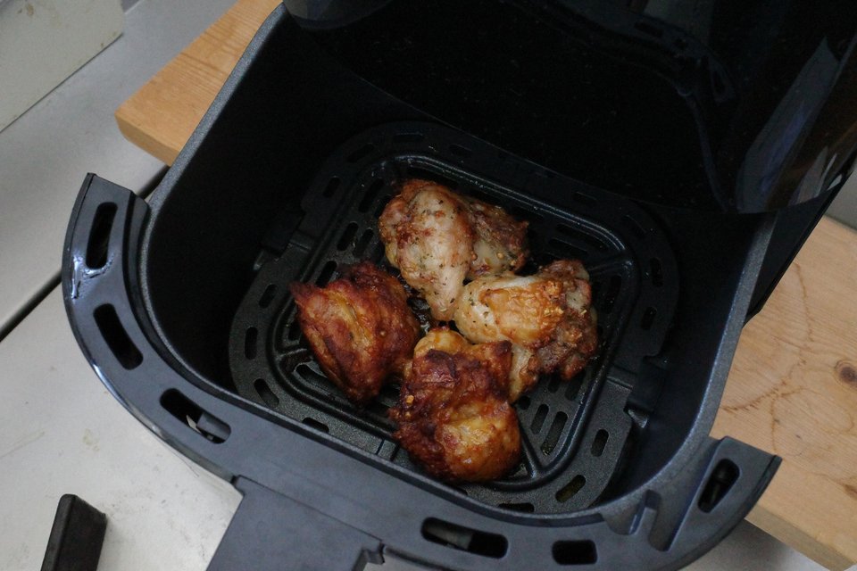 焼き上がった鶏肉。表面がこんがりと色づき、余分な脂が落ちた状態