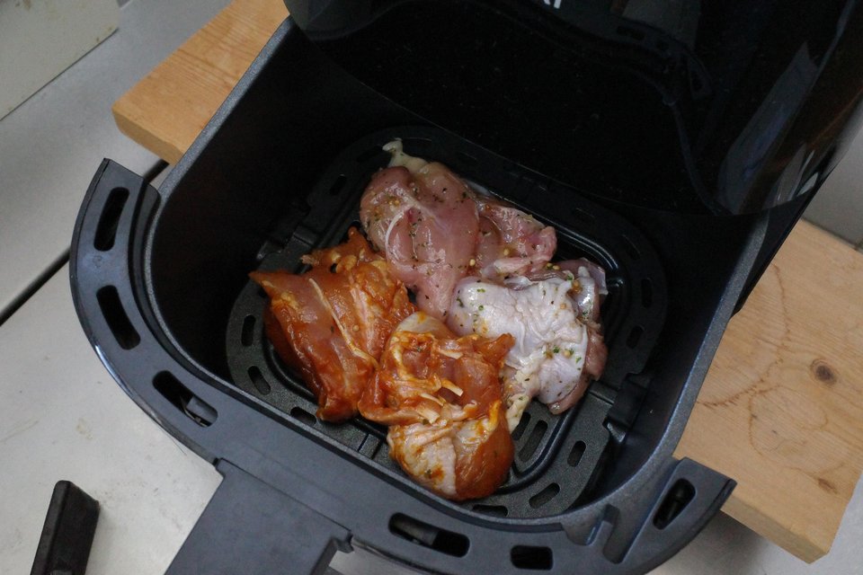 バスケットに並べた味付け鶏肉。塩ダレとトマト味の2種類